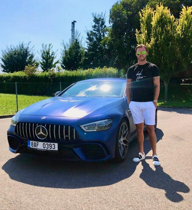 Tomáš Kalas je velký fanoušek pěkných aut, léto si doma zpříjemnil speciálním sportovním krasavcem...