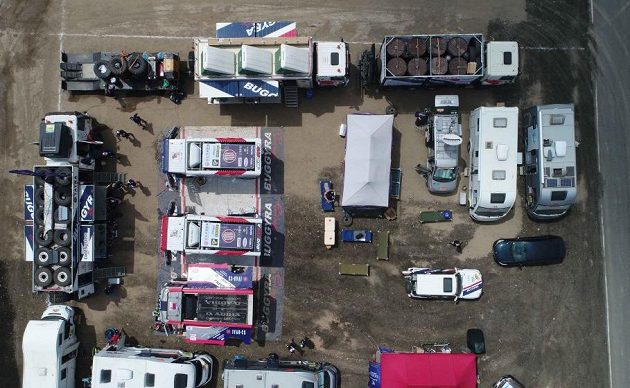 Zázemí týmu Tatra Buggyra Racing z ptačí perspektivy...