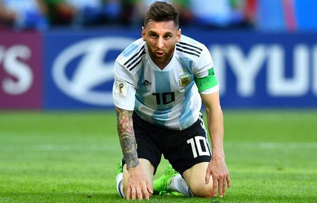 Argentina i její lídr Lionel Messi na kolenou. Fotbalisté jihoamerické země dohráli na MS 2018 v osmifinále.