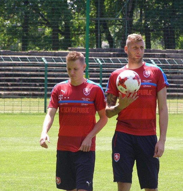 Záložník Jakub Jankto (vlevo) a brankář Lukáš Zima po tréninku na mistrovství Evropy hráčů do 21 let.