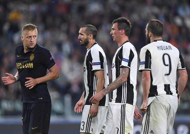 Já nic, já muzikant... Zleva monacký Kamil Glik a kohouti z Juventusu, Giorgio Chiellini, Mario Mandžukič a Gonzalo Higuaín.