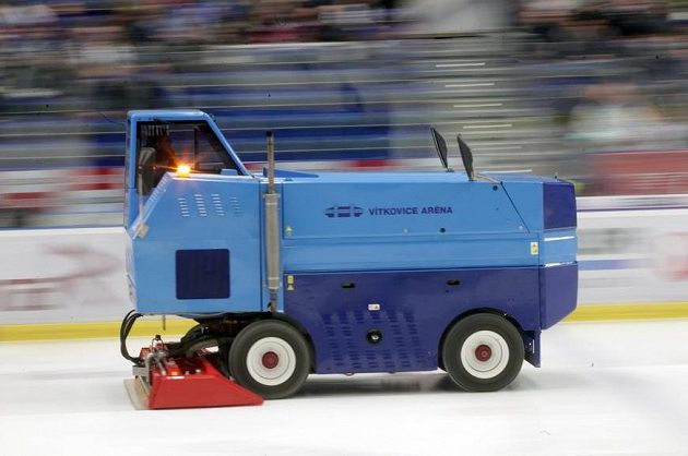 Začátek zápasu utkání 38. kola hokejové extraligy mezi HC Vítkovice Ridera a HC Bílí Tygři Liberec se zpozdil o 30 minut kvůli poruše rolby.