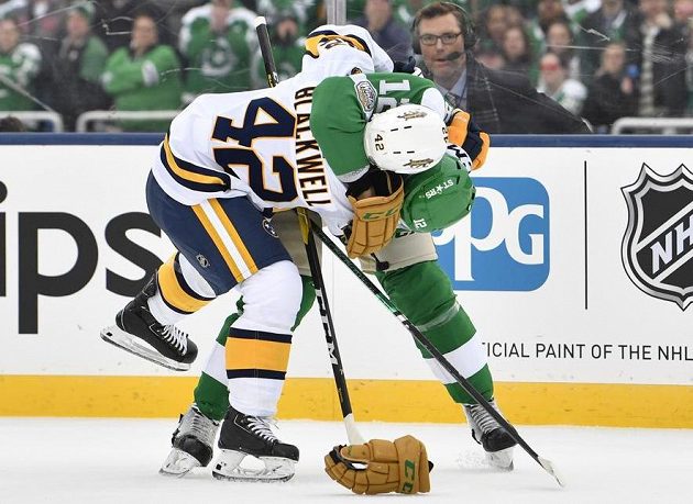 Útočník týmu Nashville Predators Colin Blackwell (42) bojuje s českým útočníkem Dallas Stars center Radkem Faksou (12) během Winter Classic