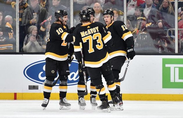 Hokejista Bostonu Charlie Coyle (13) slaví se spoluhráči gól v síti Detroitu v utkání NHL.