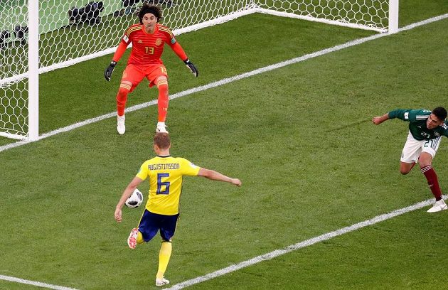 Švédský fotbalista Ludwig Augustinsson střílí gól do sítě Mexika v utkání mistrovství světa.