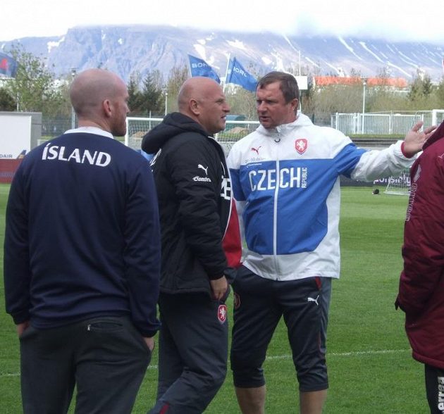 Nechtějí nás pustit na celé hřiště! Trenér Pavel Vrba (vpravo) v živé debatě s manažerem náodního týmu Dušanem Fitzelem.