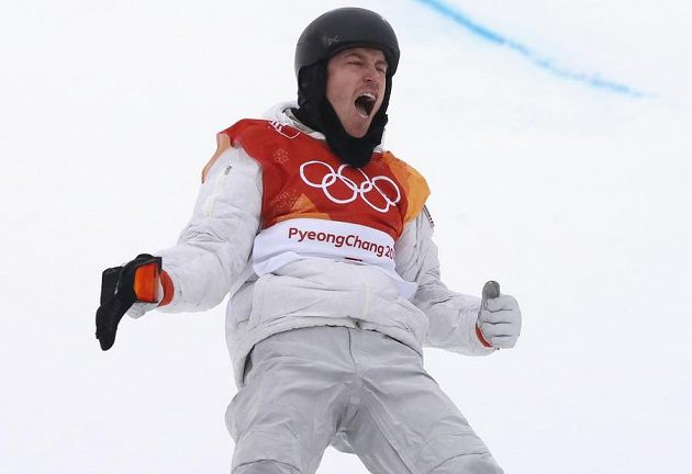 Americký snowboardista Shaun White vyhrál finále U-rampy a slaví třetí olympijské zlato.
