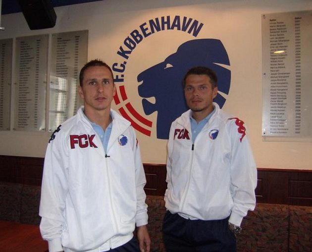 Čeští legionáři v dánských službách Zdeněk Pospěch (vlevo) a Libor Sionko před klubovým znakem FC Kodaň.