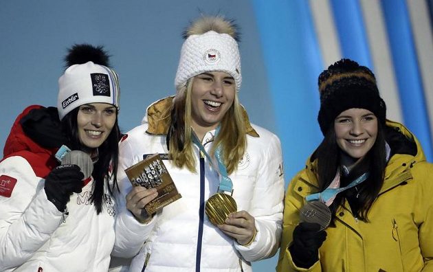 Trio nejlepších ze závodu super-G. Uprostřed česká senzace - Ester Ledecká - se zlatou medailí.