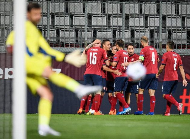 Fotbalisté české reprezentace oslavují Peškův gól na 1:0 během utkáním Ligy národů se Skotskem.