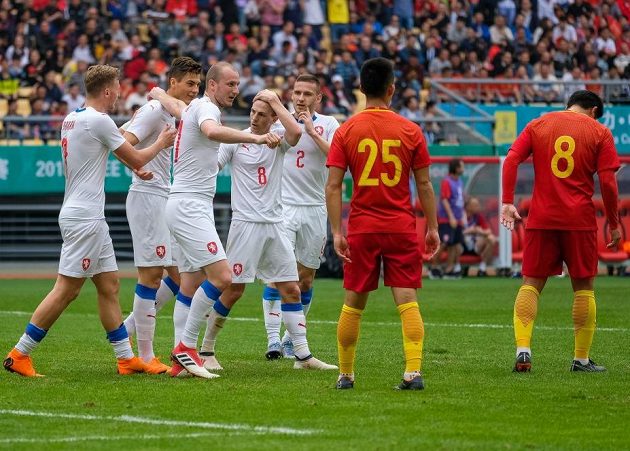 Zleva Antonín Barák, Patrik Schick, Michael Krmenčík, Vladimír Darida a Pavel Kadeřábek se radují během duelu s Čínou.
