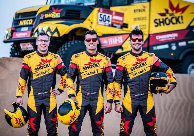 Zleva palubní mechanik David Švanda, navigátor František Tomášek a pilot kamionu Martin Macík.