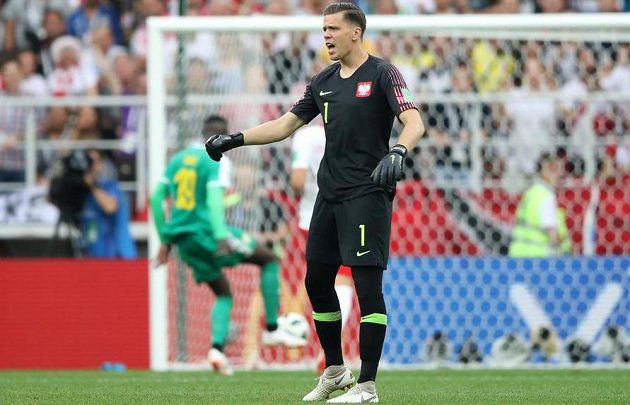 Polský brankář Wojciech Szczesny se zlobí na své spoluhráče, ale podíl na druhé inaksované brance v utkání MS se Senegalem měl i on sám.