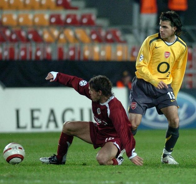 Cesc Fábregas (vpravo) v dresu Arsenalu na Letné proti sparťanovi Karolu Kiselovi.