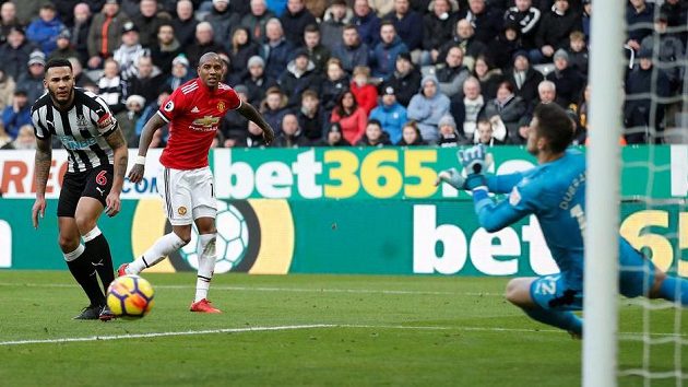 Ashley Young (v červeném) a všichni hráči Manchesteru United byli na Martina Dúbravku krátcí...