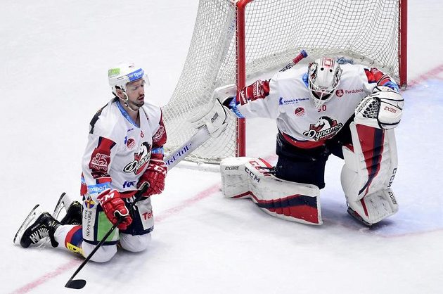 Poprvé na kolenou. Brankář Pardubic Ondřej Kacetl a jeho spoluhráč Nicholas Schaus po inkasované brance.