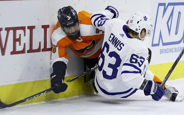 Hokejový tvrďák v dresu Philadelphie Flyers Radko Gudas (vlevo) během utkání NHL.