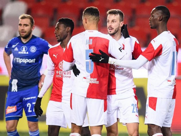 Fotbalisté Slavie Praha Oscar Dorley, Alexander Bah, Jakub Hromada a Abdallah Sima během utkání se Sigmou Olomouc.