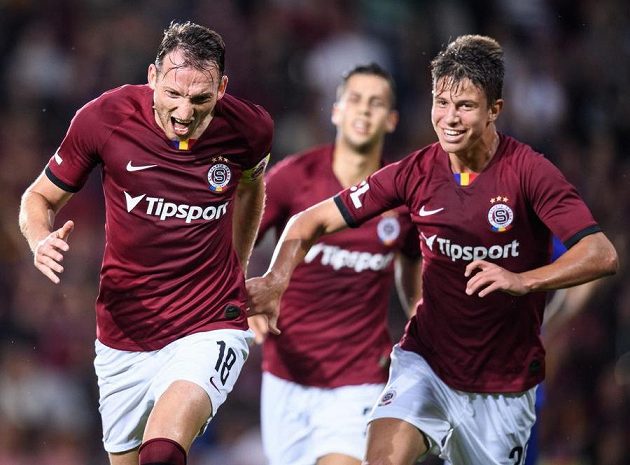 Libor Kozák ze Sparty a Adam Hložek oslavují gól na 1:0 během utkání s Olomoucí.