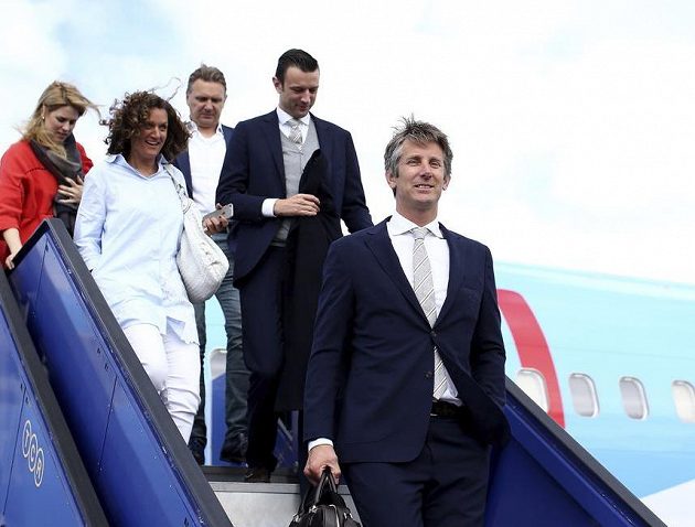 Vítej ve Stockholmu! Edwin van der Sar (vpravo), sportovní ředitel Ajaxu, po příletu do dějiště finále Evropské ligy.