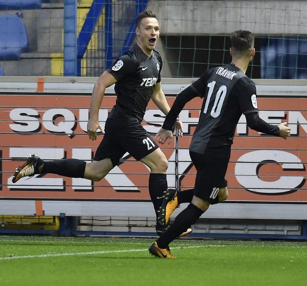 Autor úvodního gólu derby v Liberci jablonecký Stanislav Tecl (vlevo) se raduje se spoluhráčem Michalem Trávníkem.