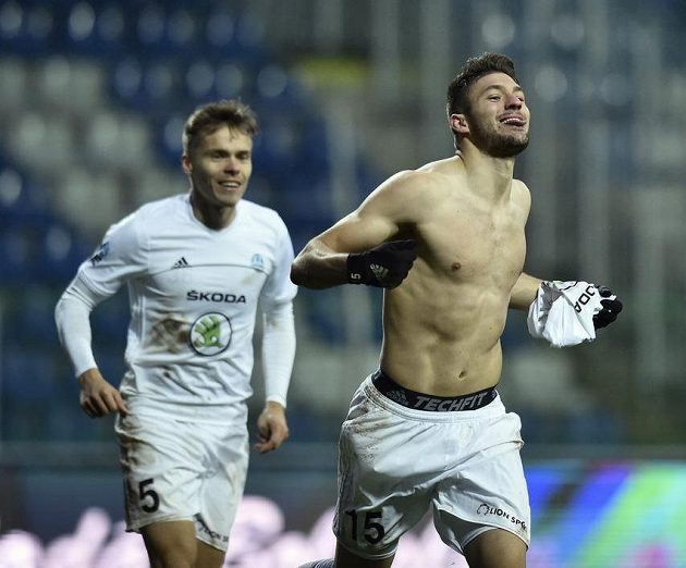 Patrizio Stronati se raduje z gólu. Za ním vlevo je jeho spoluhráč z Mladé Boleslavi Tomáš Fabián.