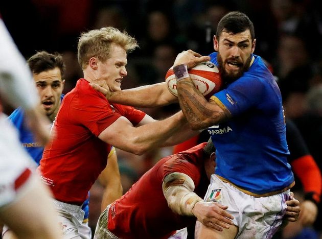 Kdo s koho! Wales kontra Itálie, aneb Aled Davies (vlevo) versus Jayden Hayward.