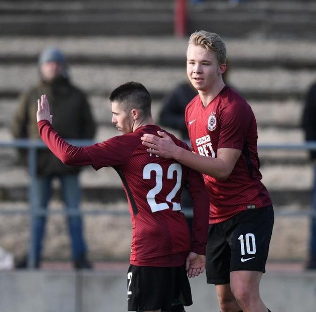 Mladý sparťan Václav Drchal (vpravo) děkuje Plavšičovi za asistenci během hattricku proti Táborsku.