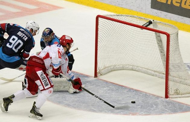 David Cienciala z Třince střílí vítězný gól ve čtvrtfinále play off hokejové extraligy do sítě chomutovských Pirátů.