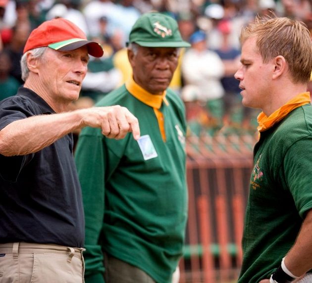 Hvězdné herecké obsazení ve filmu Invictus (Neporažený). Zleva režisér Clint Eastwood, Morgan Freeman v roli prezidenta Nelsona Mandely a Matt Damon coby ragbista Fracois Pienaar.