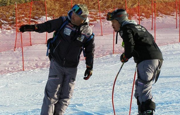 Tomáš Bank s Ondřejem Bankem (vpravo) při prohlídce trati před závodem super-G ve Val Gardeně.