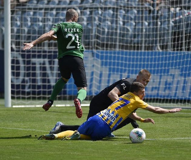 Zleva Jan Rezek z Příbrami, brankář Příbrami Martin Melichar a Bojan Dordič z Opavy.