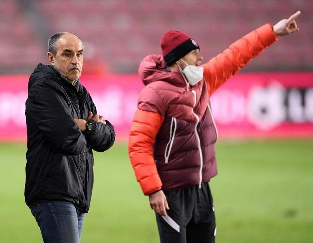 Trenér Sparty Praha Václav Kotal a asistent Michal Šmarda během utkání s Českými Budějovicemi.