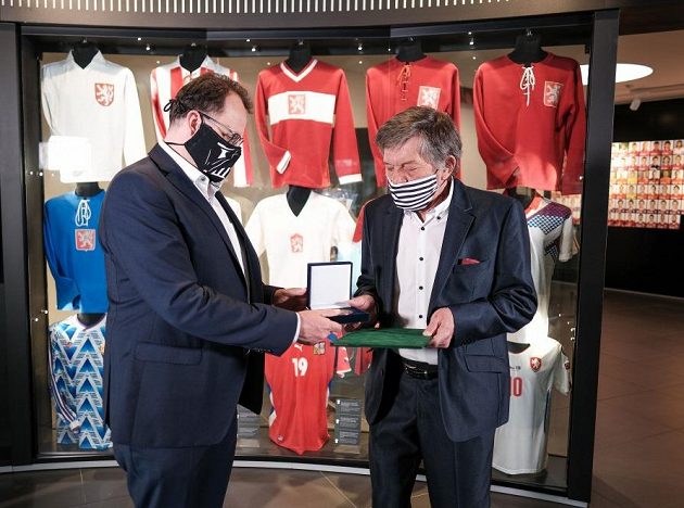 Předání v době koronavirové... Zdeněk Pavlis ze Sport.cz (vpravo) přebírá od předsedy FAČR Martina Malíka ve strahovské síni slávy Cenu dr. Václava Jíry.