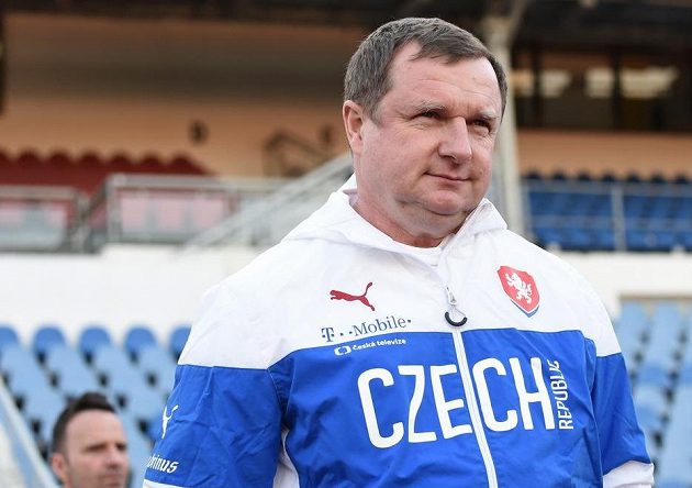 Trenér Pavel Vrba během tréninku české fotbalové reprezentace před utkáním s Lotyšskem.