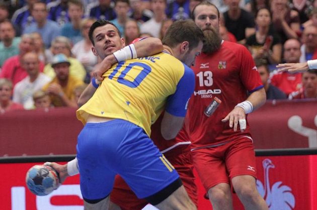 Roman Bečvář z České republiky, Marko Panič z Bosny a Hercegoviny a Pavel Horák z České republiky během utkání kvalifikace o postup na ME 2020 házenkářů.