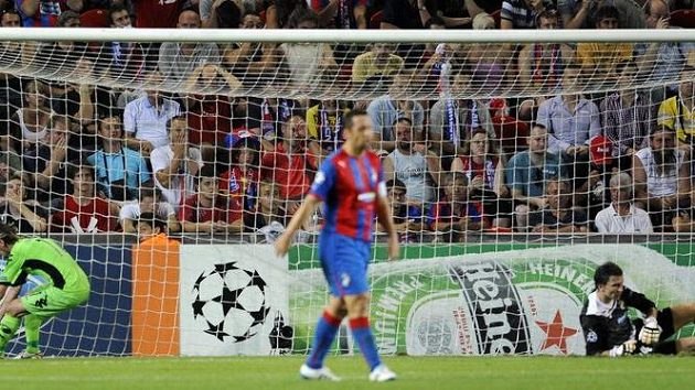 0:1! Plzeňští fotbalisté právě inkasovali gól od Bolaňose (není na snímku) z Kodaně.