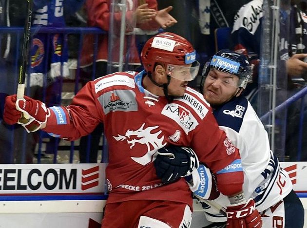 Hokejisté Vladimír Dravecký z Třince a David Kvasnička z Vítkovic během extraligového utkání.