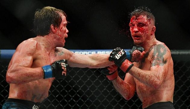 Duel mezi Darrenem Elkinsem (vpravo) a Natem Landwehrem přinesl velkou bitvu v UFC.