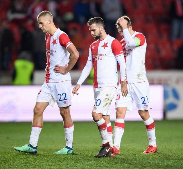 Fotbalisté Slavie (zleva) Tomáš Souček, Josef Hušbauer a Milan Škoda po porážce se Zlínem.