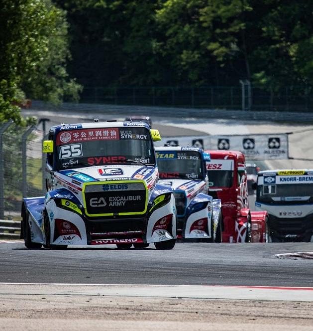 Adan Lacko (číslo 55) během úvodního podniku ME tahačů na Hungaroringu.