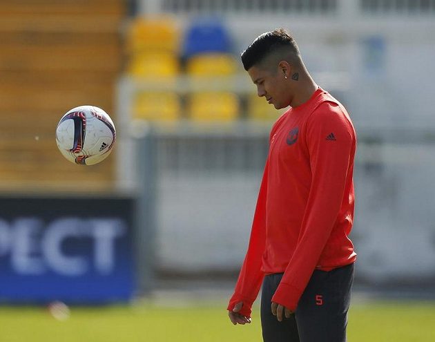 Marcos Rojo nevěří svým očím. Když míč hodí na trávník, odrazí se jako od betónu...