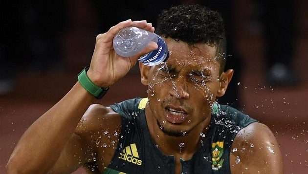 Wayde van Niekerk z JAR, suverénní vítěz hladké čtvrtky, se osvěžuje po finále.