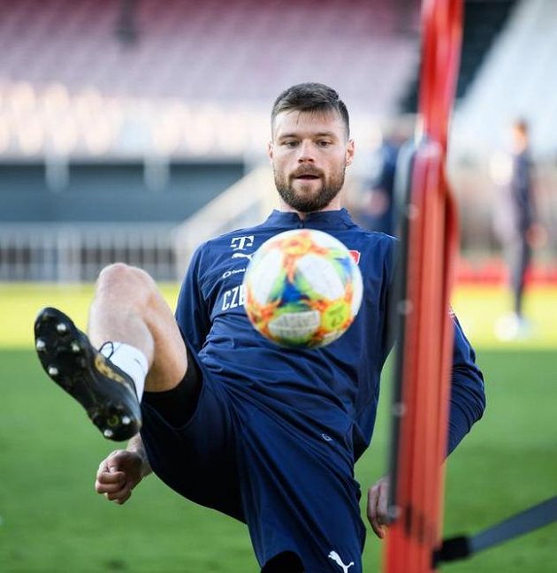 Ondřej Čelůstka během tréninku fotbalové reprezentace před zápasy s Anglií a Severním Irskem.