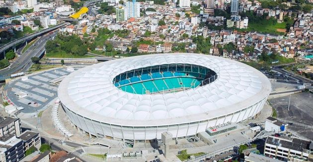 Arena Fonte Nova v Salvadoru měla v minulosti drobný problém - zřítila se část střechy.