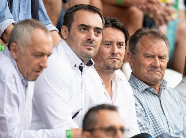Tomáš Rosický (druhý zprava) sleduje utkání Bohemians - Sparta mezi svým otcem (vpravo) a letenským generálním ředitelem Adamem Kotalíkem.