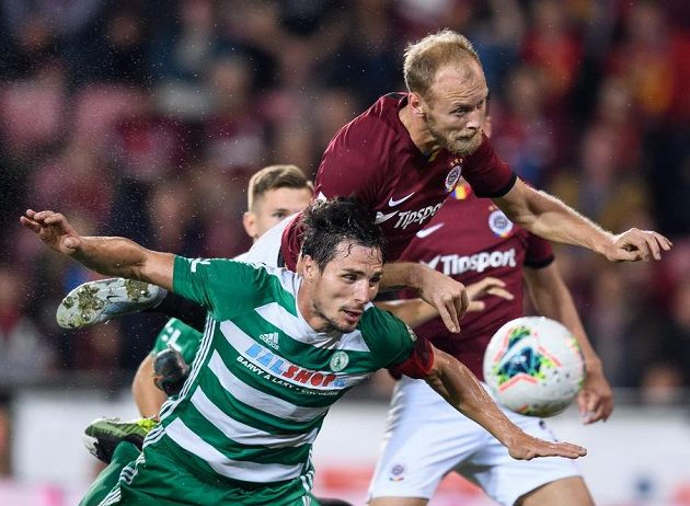 Semih Kaya ze Sparty přezkakuje Josefa Jindřiška z Bohemians a dává gól na 4:0.