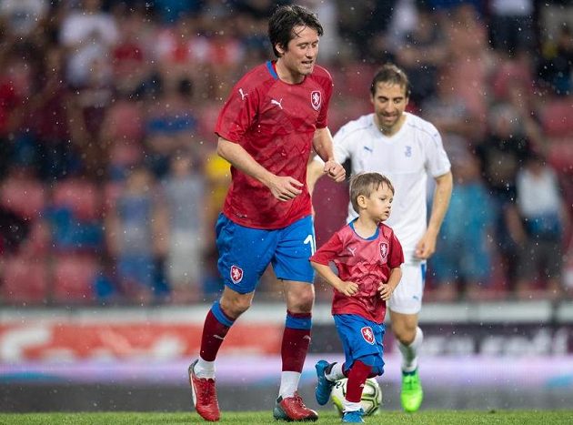 Tomáš Rosický se synem Tomáškem během rozlučkového utkání v Generali Areně, kde proti sobě nastoupil Výběr ČR a výběr světa.