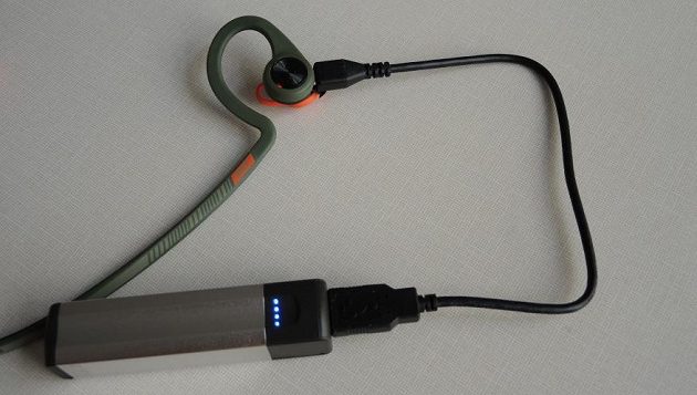 Powerbanka Goal Zero Flip10 – kontrolka na sluchátcích svítí, kontrolka na powerbance svítí, všechno běží.
