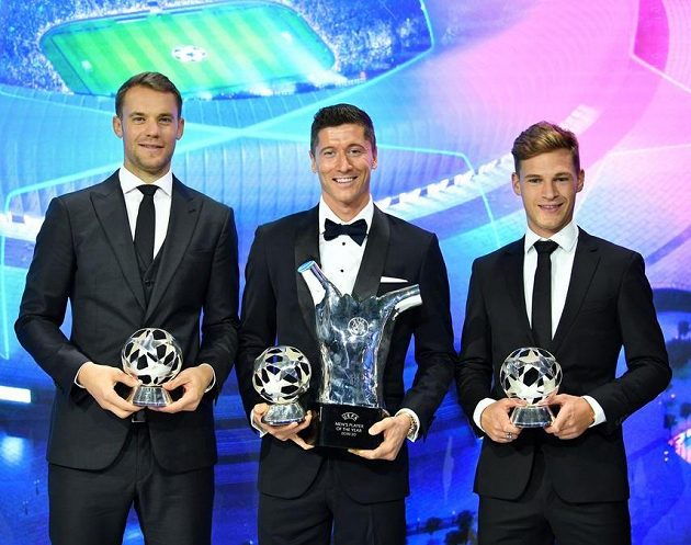 Štramáci z Bayernu Mnichov při udílení cen UEFA - zleva Manuel Neuer, Robert Lewandowski a Joshua Kimmich.